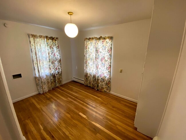 Building Photo - 4 Bedroom 1.5 Bath House with Washer and D...