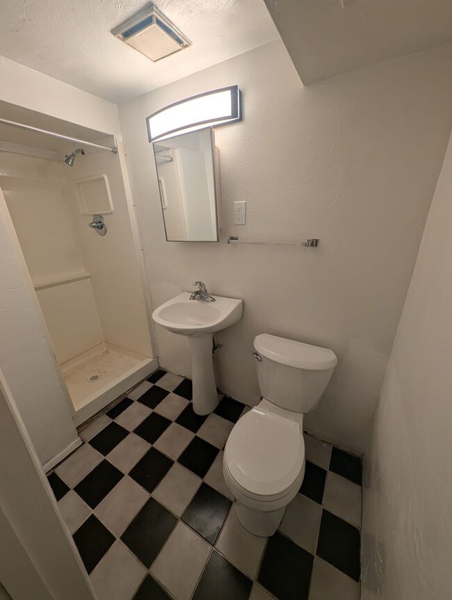 Building Photo - Newly Renovated 3Bd/2Bath Home with Bonus Room -- Available NOW!