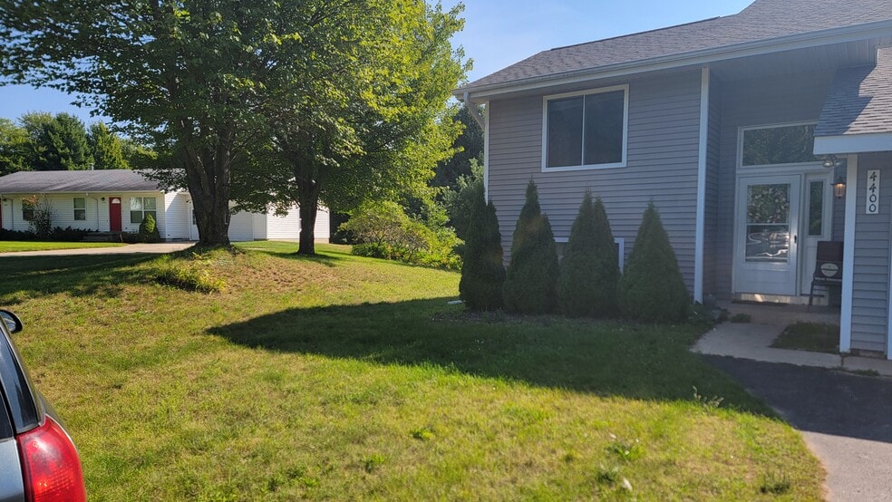 4400 - 4400 Manhattan W