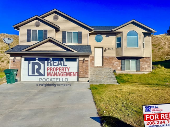 Building Photo - Beautiful 4 bed 3 bath home - 2 car garage...