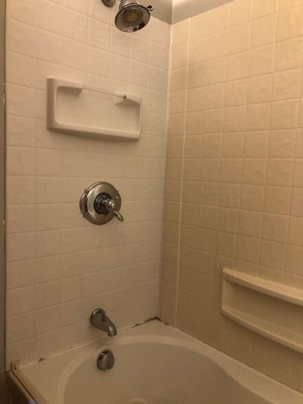 Building Photo - 102 Parade St