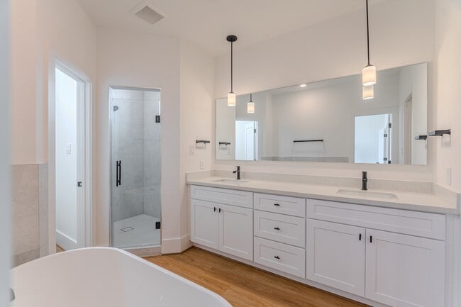 Building Photo - 7605 Victory Dr