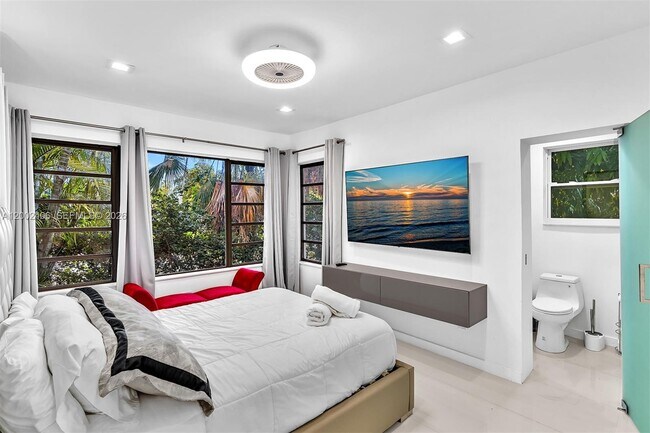 Building Photo - 1002 10th St