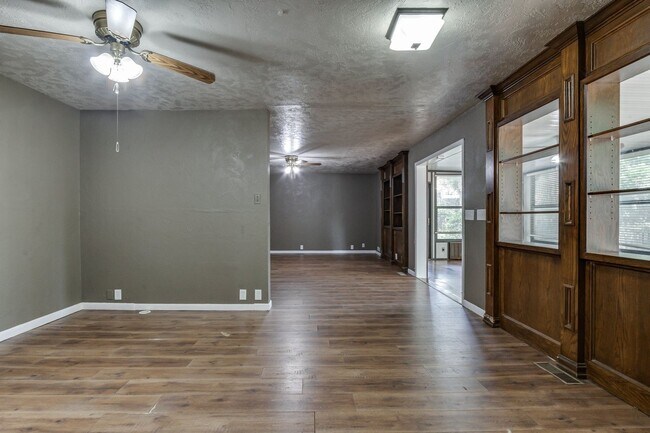 Building Photo - Spacious mid-century ranch home in Clegern