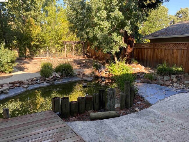 Building Photo - 894 St John Cir