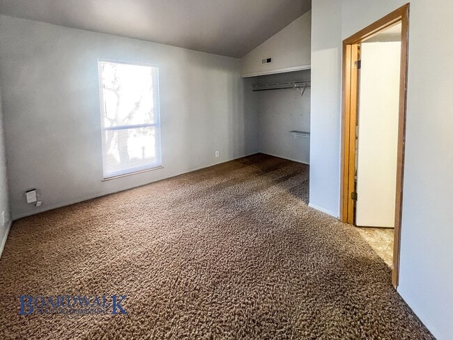 Building Photo - Charming 1-Bedroom Gem