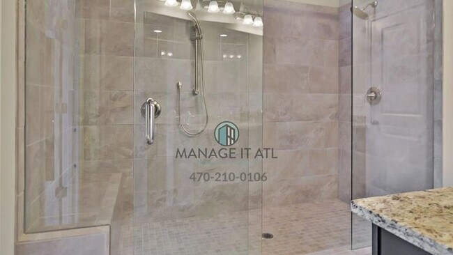 Building Photo - A beautifully designed townhome in the heart of Dunwoody