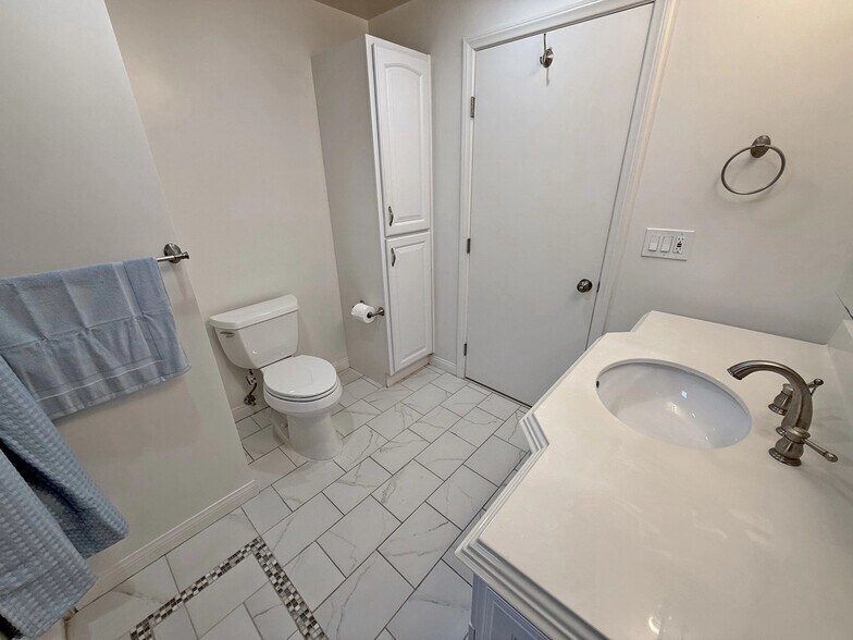 Building Photo - 4530 Whitsett Ave