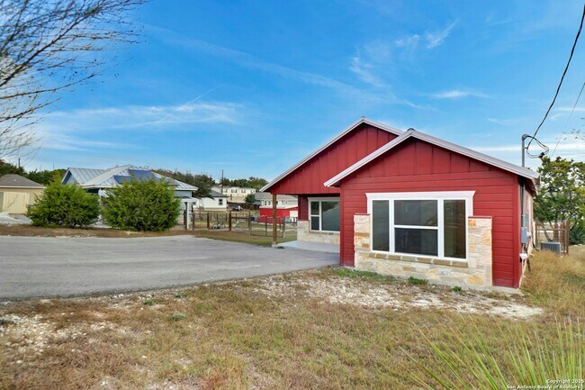 Building Photo - 2720 Golf Dr