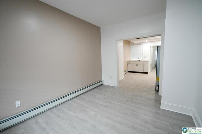 Building Photo - 459 Linden St
