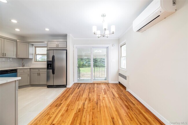 Building Photo - 3883 Franklin Ave