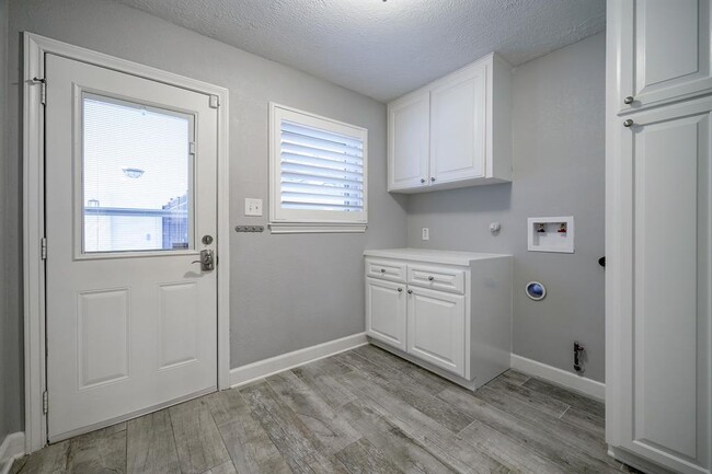 Building Photo - 1614 Droxford Dr
