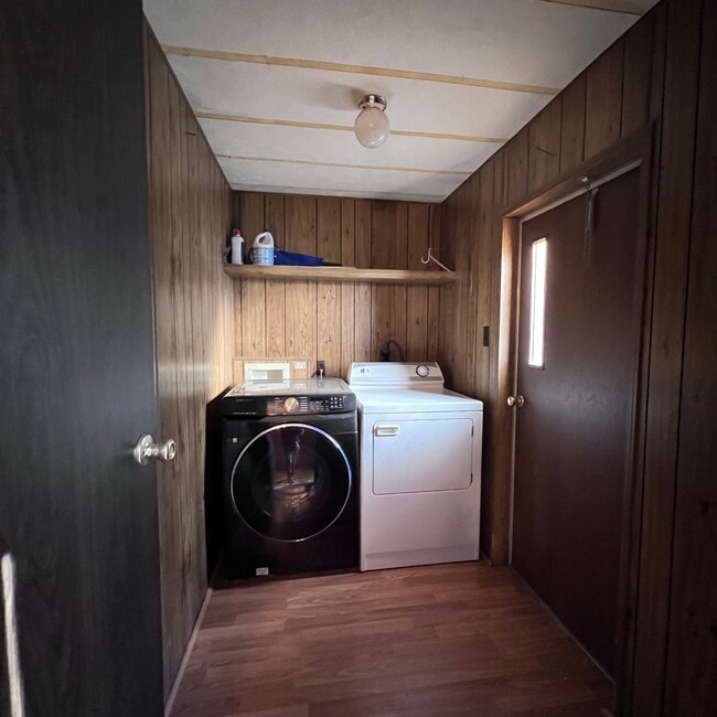 Building Photo - 282 Pete Martin Dr