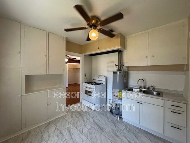 Building Photo - 3433-3433 Beverly Pl