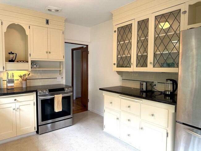 Building Photo - Private room for rent in Laurlhurst