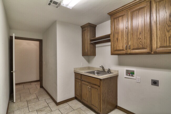 Building Photo - Regency Pointe Addition- Community Pool- 3169  Sq. Ft. Home - Large Safe Room- Edmond Schools