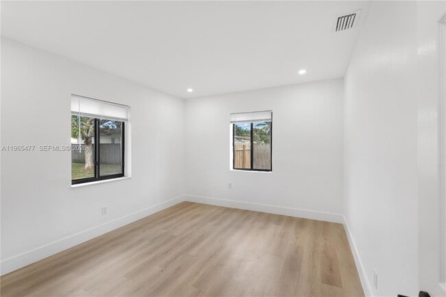 Building Photo - 1918 Taft St