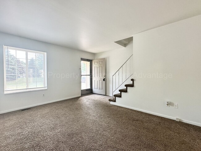 Building Photo - Renovated and Super Clean 2 Bed/1.5 Bath C...