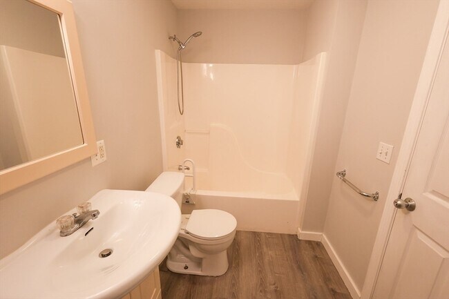 Building Photo - 960 Broadway