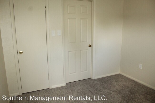 Building Photo - 2 br, 1 bath House - 641 W Broadway  unit 3