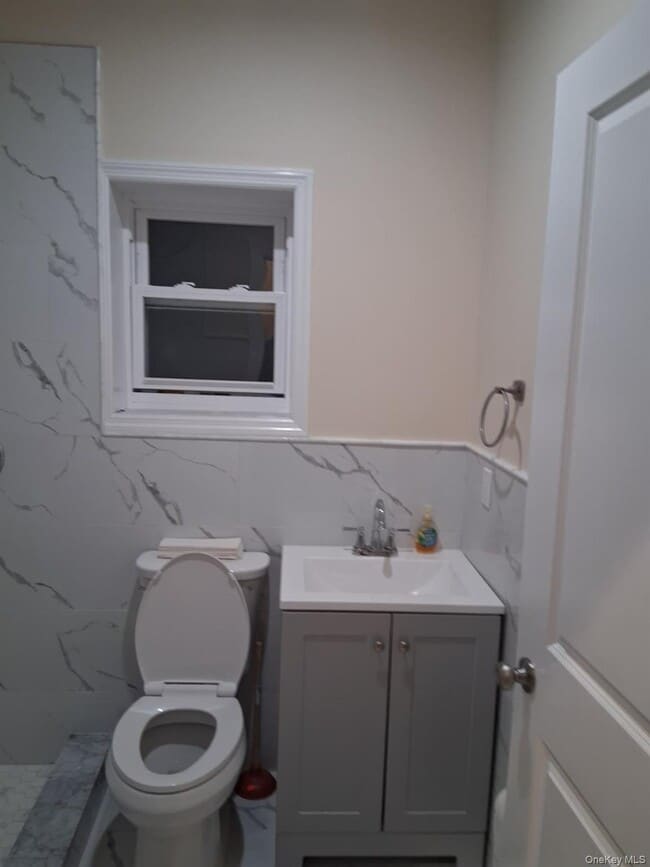 Building Photo - 601 E 226th St