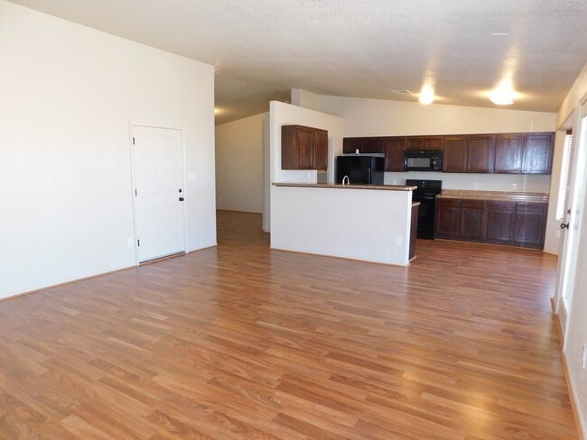 Building Photo - 4 BEDROOM HOME IN SAGUARO!