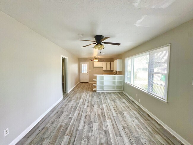 Building Photo - 825 Bethune St