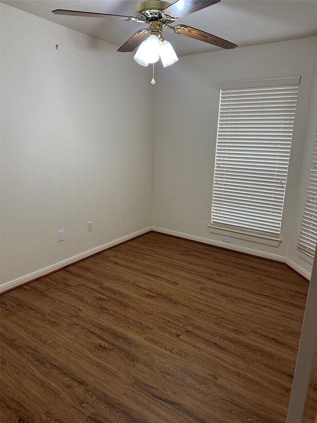 Building Photo - 914 W Peach Hollow Cir