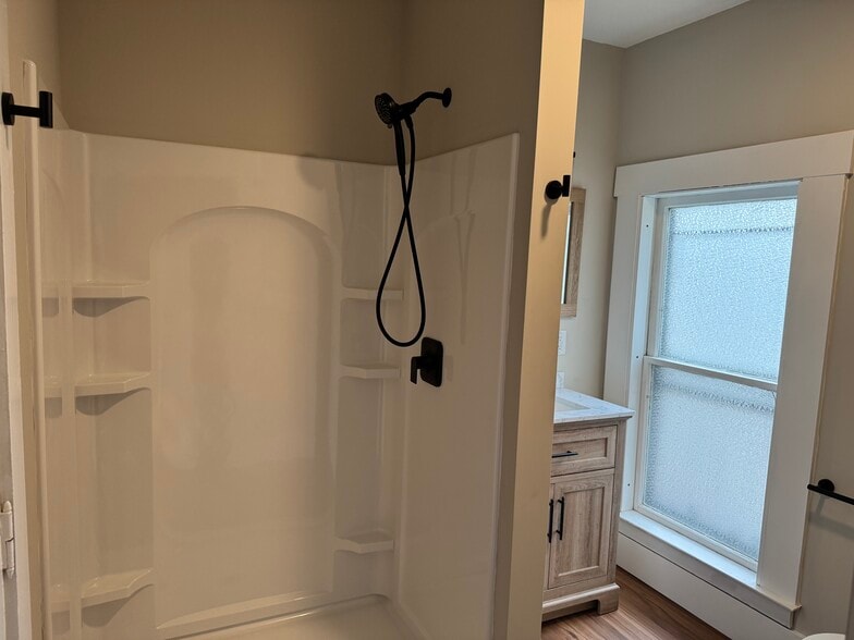 Upstairs Bathroom Shower - 14 Cliff St