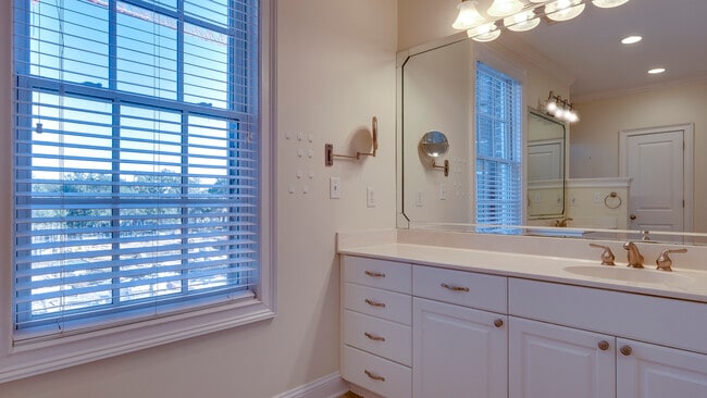 Building Photo - 407 E Hull St