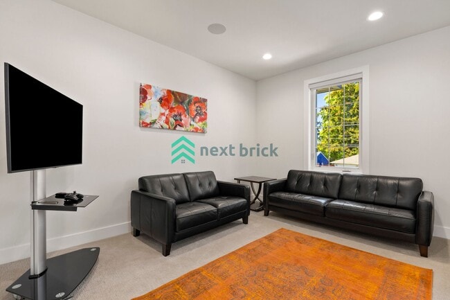 Building Photo - Luxury Meets Innovation | Stunning 5Bed, 5...