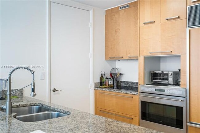 Building Photo - 16001 Collins Ave