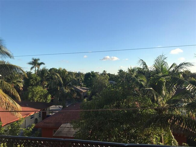 Building Photo - 670 Tennis Club Dr