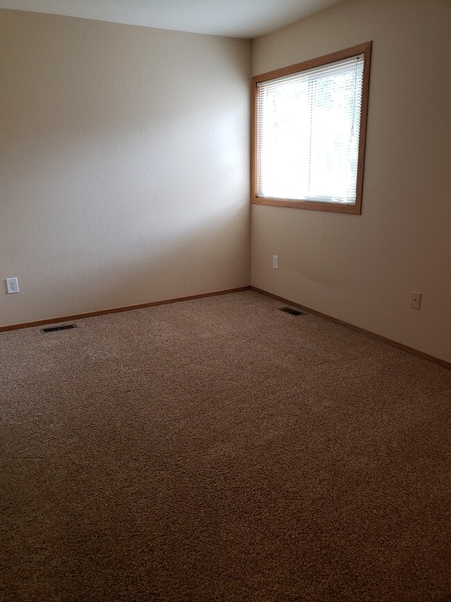 Building Photo - 3895 Birchwood Dr