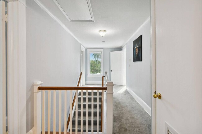 Building Photo - 206 20th St W