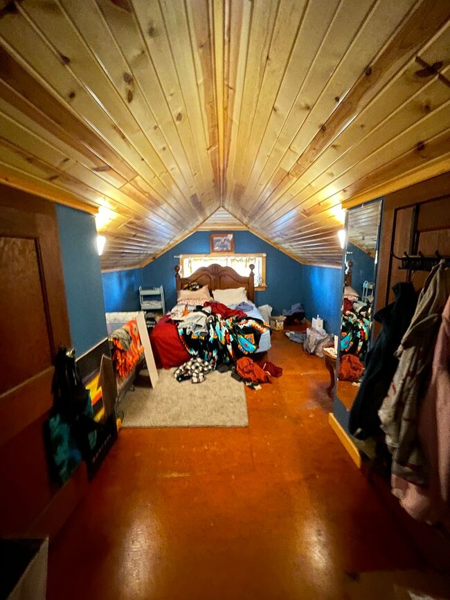 Building Photo - AVAILABLE JULY - 3 BEDROOM/1.5 BATHROOM HOME