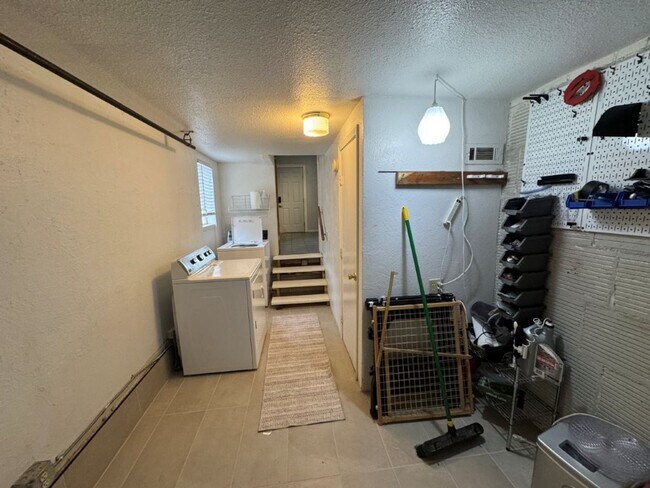 Building Photo - Cutest 3 bed with historic charm, so close...