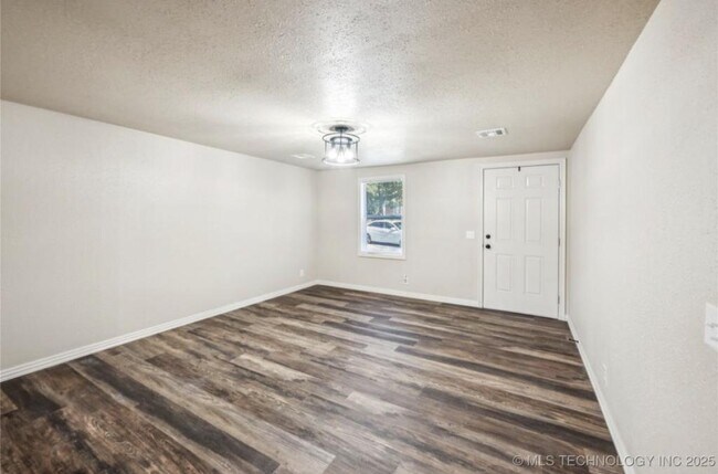 Building Photo - 306 Short St