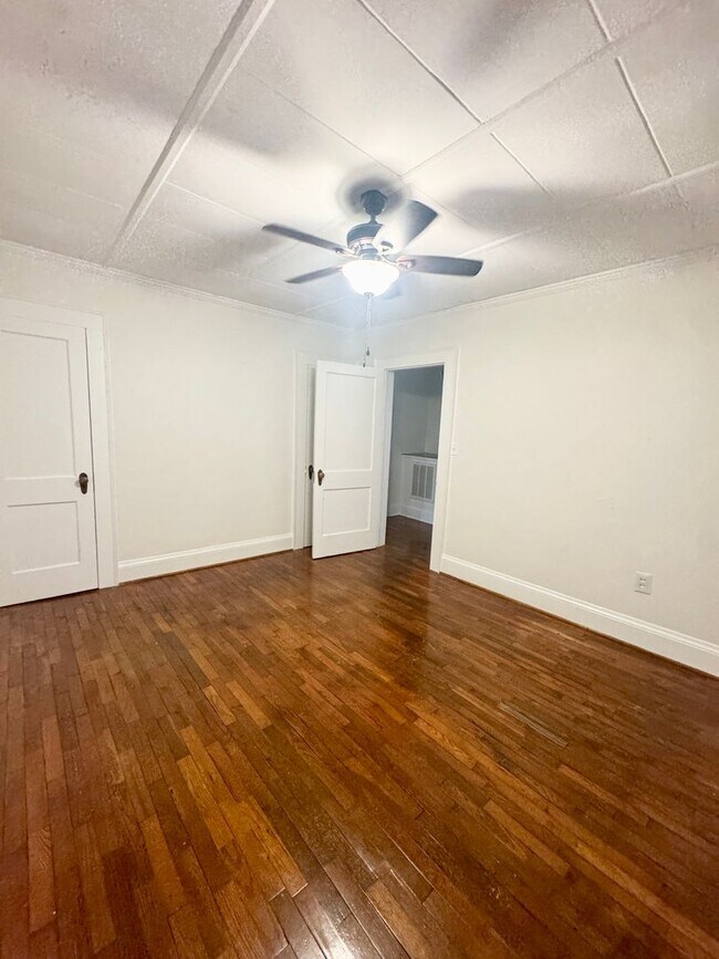 Building Photo - ADORABLE Downtown Cottage in Conway. Fantastic location and TONS of charm. Fenced in back yard!