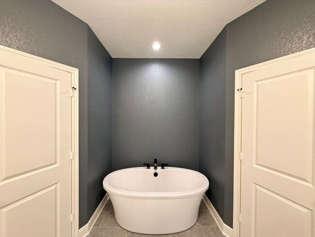 Building Photo - Beautiful and Spacious 3-Bedroom, 2-Bath R...