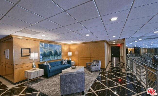 Building Photo - 100 S Doheny Dr