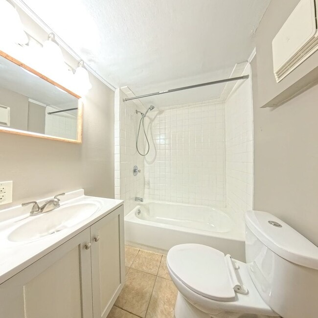 Building Photo - Spacious 5 bedroom 2 Bath Home