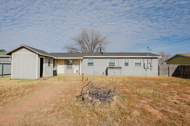 Building Photo - 610 E 54th St