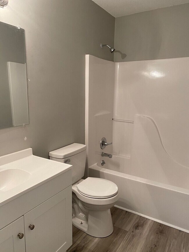 Building Photo - Newly remodeled 3 Bdr 2 Bath conveniently ...