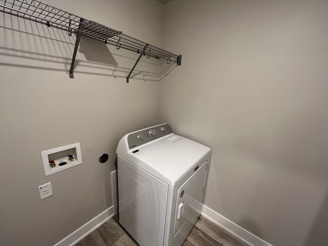 Building Photo - Beautiful 3 Bed/2.5 Bath Townhome - Community Pool and Fitness Center!