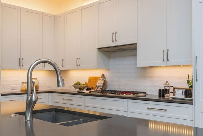 Building Photo - Welcome To The Sophia - Your Perfect Retreat in Historic Druid Hills!