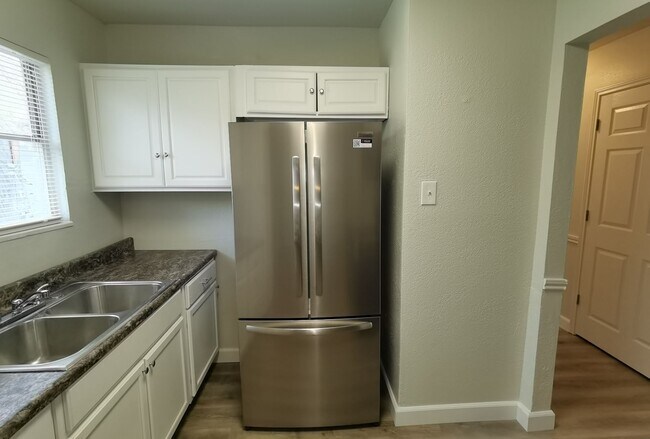 Building Photo - 4 Bedroom 2 bath in Valley High