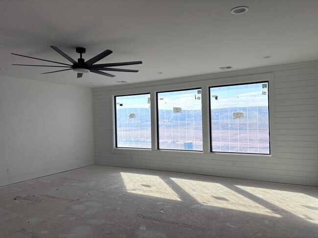 Building Photo - Luxury Living Near Sand Hollow – Spacious ...
