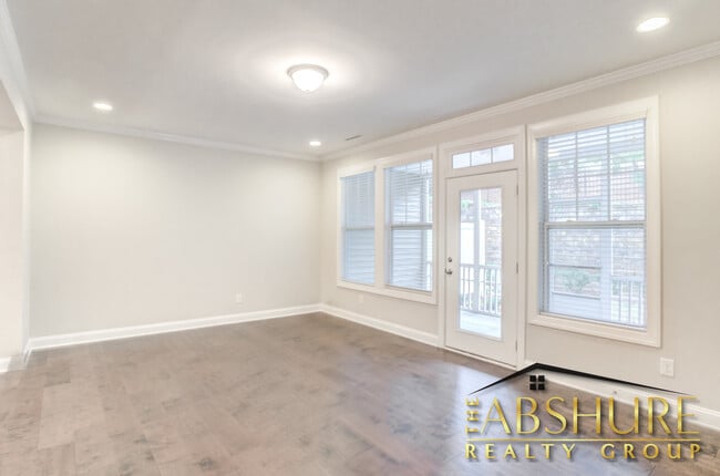 Building Photo - 4240 Vallonia Dr