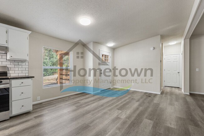 Building Photo - 3 Bedroom 2 Bathroom Home with Off-Street Parking Available in Sagle, Idaho!